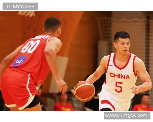 方硕在篮球赛场的崛起与挑战：从新星到领袖的成长之路